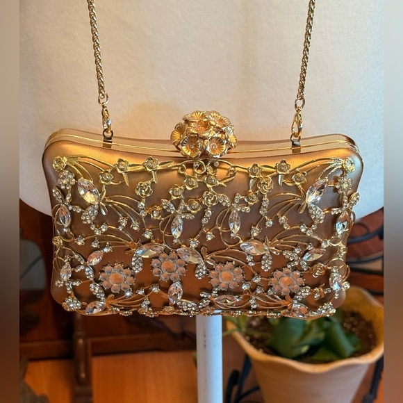 NWOT Elegant Gold Floral Clutch Comes With Detachable Gold Crossbody Strap - Picture 1 of 8